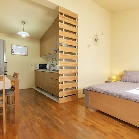 Studio Erin 442 *